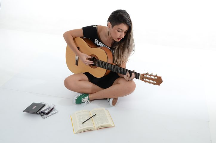 Meisje speelt gitaar